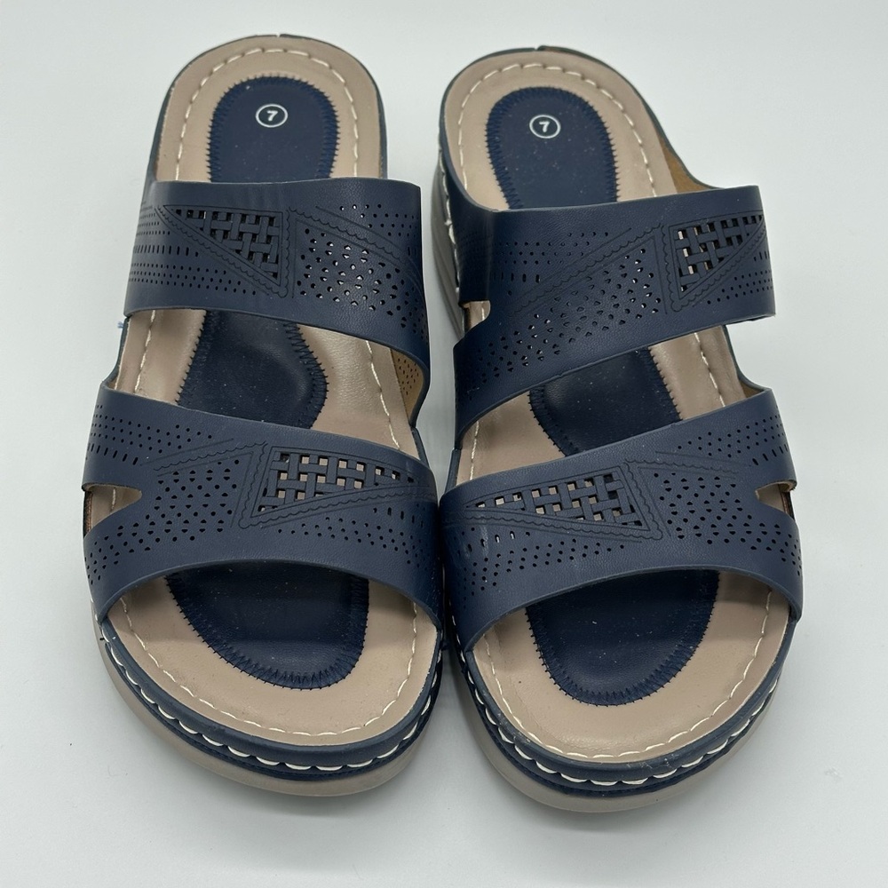 Navy women’s sandals size 7M.